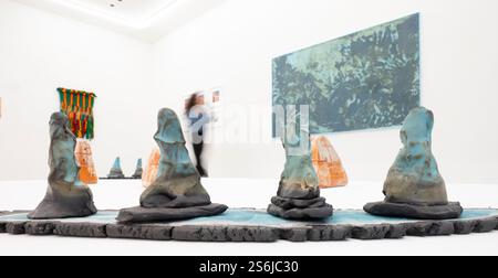 Elizabeth Xi Bauer, Clerkenwell, Londra, Regno Unito. 17 gennaio 2025. Elizabeth Xi Bauer apre la sua nuova galleria nel centro di Londra con una mostra inaugurale che ne delinea la visione, con una selezione di opere di artisti affermati ed emergenti che fanno parte dell'identità della galleria, mostrando le pratiche innovative e la diversità tematica che definiranno il programma 2025 di Elizabeth Xi Bauer. Immagine (primo piano): Marta Jacobovits, Strange Bears appeared II, 2024. Gres smaltato. Crediti: Malcolm Park/Alamy Live News Foto Stock