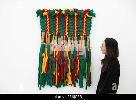 Elizabeth Xi Bauer, Clerkenwell, Londra, Regno Unito. 17 gennaio 2025. Elizabeth Xi Bauer apre la sua nuova galleria nel centro di Londra con una mostra inaugurale che ne delinea la visione, con una selezione di opere di artisti affermati ed emergenti che fanno parte dell'identità della galleria, mostrando le pratiche innovative e la diversità tematica che definiranno il programma 2025 di Elizabeth Xi Bauer. Immagine: Antonio Pichillá Quiacaín, nonna, 2024. Fili e fibre Maguey. Crediti: Malcolm Park/Alamy Live News Foto Stock
