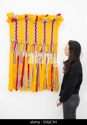Elizabeth Xi Bauer, Clerkenwell, Londra, Regno Unito. 17 gennaio 2025. Elizabeth Xi Bauer apre la sua nuova galleria nel centro di Londra con una mostra inaugurale che ne delinea la visione, con una selezione di opere di artisti affermati ed emergenti che fanno parte dell'identità della galleria, mostrando le pratiche innovative e la diversità tematica che definiranno il programma 2025 di Elizabeth Xi Bauer. Immagine: Antonio Pichillá Quiacaín, nonna, 2024. Fili e fibre Maguey. Crediti: Malcolm Park/Alamy Live News Foto Stock
