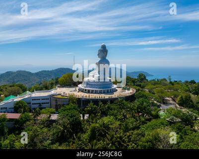 Vista aerea della statua del grande Buddha sulla collina Nakkerd a Phuket, Thailandia Foto Stock