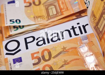17 gennaio 2025, Firenze, Italia, in questa foto illustrazione, logo Palantir con banconote in euro. Foto Stock
