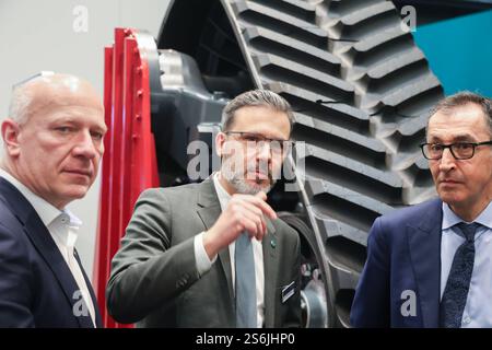 Intrnationale Grüne Woche 2025. Eröffnungsrundgang. Stand Innovationsforum Landtechnik. Dr. Tobias Ehrhard, Geschäftsführer VDMA Landtechnik im Gespräch mit CEM Özdemir Bündnis 90/die Grünen, Bundesminister für Ernährung und Landwirtschaft r. und Kai Wegner, CDU, Regierender Bürgermeister von Berlin l DEU, Deutschland, Berlino, 17.01.2025: *** Intrnational Green Week 2025 Opening Tour Stand Innovation Forum Agricultural Technology Dr. Tobias Ehrhard, Managing Director VDMA Agricultural Machinery in Conversation with CEM Özdemir Bündnis Minister of Cem Grünen 90 Food and, Federal Agriculture Foto Stock