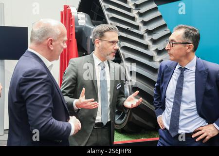 Intrnationale Grüne Woche 2025. Eröffnungsrundgang. Stand Innovationsforum Landtechnik. Dr. Tobias Ehrhard, Geschäftsführer VDMA Landtechnik im Gespräch mit CEM Özdemir Bündnis 90/die Grünen, Bundesminister für Ernährung und Landwirtschaft r. und Kai Wegner, CDU, Regierender Bürgermeister von Berlin l DEU, Deutschland, Berlino, 17.01.2025: *** Intrnational Green Week 2025 Opening Tour Stand Innovation Forum Agricultural Technology Dr. Tobias Ehrhard, Managing Director VDMA Agricultural Machinery in Conversation with CEM Özdemir Bündnis Minister of Cem Grünen 90 Food and, Federal Agriculture Foto Stock