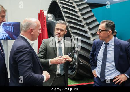 Intrnationale Grüne Woche 2025. Eröffnungsrundgang. Stand Innovationsforum Landtechnik. Dr. Tobias Ehrhard, Geschäftsführer VDMA Landtechnik im Gespräch mit CEM Özdemir Bündnis 90/die Grünen, Bundesminister für Ernährung und Landwirtschaft r. und Kai Wegner, CDU, Regierender Bürgermeister von Berlin l DEU, Deutschland, Berlino, 17.01.2025: *** Intrnational Green Week 2025 Opening Tour Stand Innovation Forum Agricultural Technology Dr. Tobias Ehrhard, Managing Director VDMA Agricultural Machinery in Conversation with CEM Özdemir Bündnis Minister of Cem Grünen 90 Food and, Federal Agriculture Foto Stock