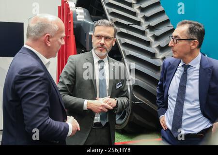 Intrnationale Grüne Woche 2025. Eröffnungsrundgang. Stand Innovationsforum Landtechnik. Dr. Tobias Ehrhard, Geschäftsführer VDMA Landtechnik im Gespräch mit CEM Özdemir Bündnis 90/die Grünen, Bundesminister für Ernährung und Landwirtschaft r. und Kai Wegner, CDU, Regierender Bürgermeister von Berlin l DEU, Deutschland, Berlino, 17.01.2025: *** Intrnational Green Week 2025 Opening Tour Stand Innovation Forum Agricultural Technology Dr. Tobias Ehrhard, Managing Director VDMA Agricultural Machinery in Conversation with CEM Özdemir Bündnis Minister of Cem Grünen 90 Food and, Federal Agriculture Foto Stock
