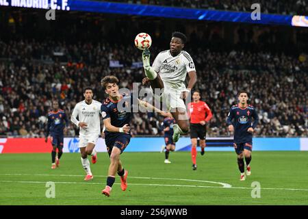 Madrid, Madrid, Spagna. 17 gennaio 2025. 14 AURELIEN TCHOUAMENI durante la partita di Coppa del Re spagnola tra Real Madrid e Real Celta de Vigo all'Estadium Santiago Bernabeu il 16 gennaio 2025 a Madrid, Spagna. (Immagine di credito: © Oscar Manuel Sanchez/ZUMA Press Wire) SOLO PER USO EDITORIALE! Non per USO commerciale! Foto Stock