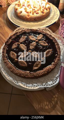 Torta su un piatto di torta Foto Stock