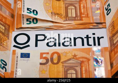 17 gennaio 2025, Firenze Italia, in questa foto illustrazione, logo Palantir con banconote in euro. Foto Stock