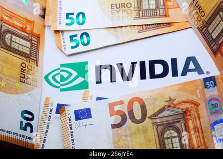 17 gennaio 2025, Firenze Italia, in questa foto illustrazione, logo Envidia con banconote in euro. Foto Stock