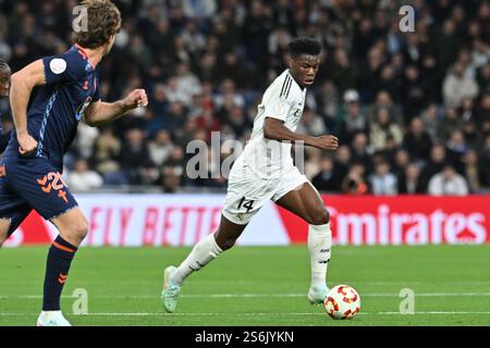 Madrid, Madrid, Spagna. 16 gennaio 2025. 14 AURELIEN TCHOUAMENI durante la partita di Coppa del Re spagnola tra Real Madrid e Real Celta de Vigo all'Estadium Santiago Bernabeu il 16 gennaio 2025 a Madrid, Spagna. (Immagine di credito: © Oscar Manuel Sanchez/ZUMA Press Wire) SOLO PER USO EDITORIALE! Non per USO commerciale! Foto Stock