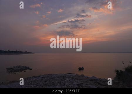 Pesca al tramonto sul lago McConaughy nel Nebraska Foto Stock