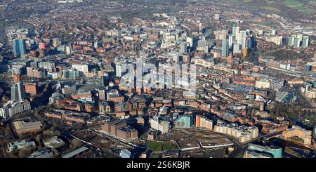 Vista aerea (2025) dello skyline del centro di Leeds, vista a nord dal fiume Aire alla città Foto Stock