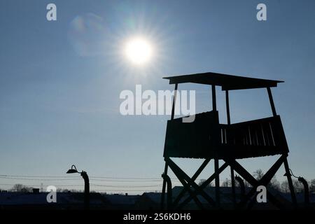 Una vista di una torre di guardia presso il Memorial and Museum Auschwitz-Birkenau, un ex campo di concentramento e sterminio nazista tedesco, a Oswiecim, durante una visita del primo ministro Sir Keir Starmer in visita in Polonia per iniziare i colloqui su un nuovo accordo di difesa e sicurezza. Data foto: Venerdì 17 gennaio 2025. Foto Stock