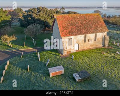 vista aerea di st wilfred, chiesa medievale nella chiesa norton sulla riva del porto di pagham nel sussex occidentale Foto Stock