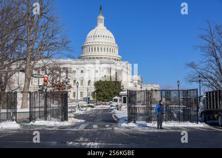 Bandiere a metà dello staff per il funerale dell'ex presidente Jimmy Carter e aumento della sicurezza per l'insediamento del presidente Trump, il 20 gennaio Foto Stock