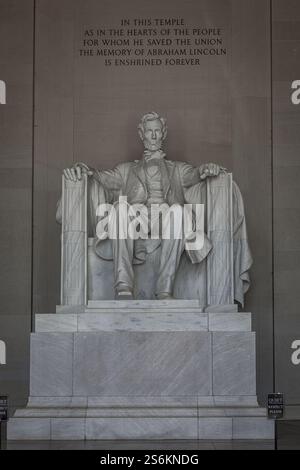 Washington DC, USA, 11 maggio 2021 bandiera americana e stivali da soldato contro il muro commemorativo del Vietnam Foto Stock