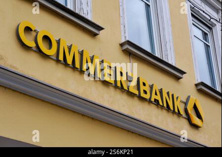 Deutschland, Baden-Wuerttemberg, Goeppingen 17.01.2025, Deutschland, GER, Baden-Wuerttemberg, Goeppingen, im Bild Themenbild, Stadtansichten, Commerzbank, Bank, Geld, Konto, Zinsen, Kredit, Schild, Logo, Werbung, Reklame Baden-Wuerttemberg *** Germania, Baden Wuerttemberg, Goeppingen 17 01 2025, Germania, GER, Baden Wuerttemberg, Goeppingen, nell'immagine a tema, vedute della città, Commerzbank, banca, denaro, conto, interessi, credito, firma, logo, pubblicità, pubblicità Baden Wuerttemberg Deutschland, Baden-Wuerttemberg, Goeppingen, 17.01.2025-22 Foto Stock