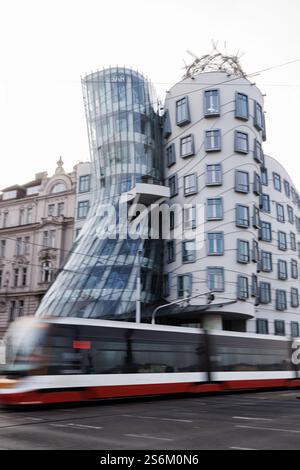 Praga, repubblica Ceca - 16 febbraio 2023: Tram sfocato che passa vicino alla casa da ballo Foto Stock