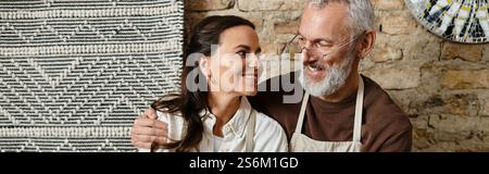 Una bella coppia matura ama lezione di ceramica, condividere tempo di qualità e striscioni Foto Stock