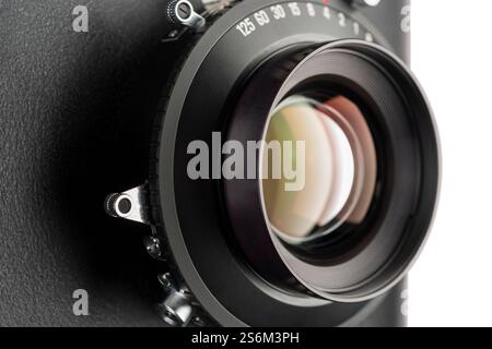 Primo piano dell'obiettivo della fotocamera di grande formato su sfondo bianco. Foto Stock