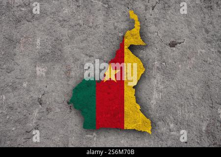 Mappa e bandiera del Camerun su cemento intemperie Foto Stock
