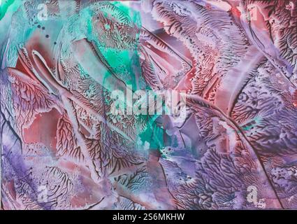 Pittura astratta encaustica con effetto testurizzato in viola, verde e malva: Dipinta con un ferro per pittura Foto Stock