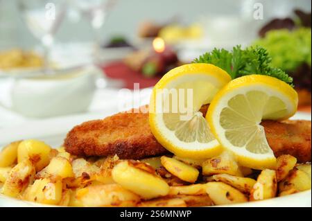 Schnitzel con patate fritte Foto Stock