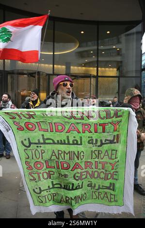 Londra, Inghilterra, Regno Unito. 17 gennaio 2025. I sostenitori con una bandiera libanese e uno striscione filo-palestinese si riuniscono fuori dall'Old Bailey. I manifestanti stanno fuori dall'Old Bailey chiedendo giustizia per la Filton 18. Diciotto attivisti sono attualmente detenuti in custodia cautelare a seguito di un'azione palestinese presso la sede di Filton di Elbit System a Bristol nell'agosto 2024. Gli attivisti sono stati arrestati in base alla legge sul terrorismo che ha permesso alla polizia di adottare misure speciali, tra cui tenere in isolamento gli arrestati per un periodo massimo di una settimana. Le loro accuse non sono legate al terrorismo e sono state una Foto Stock