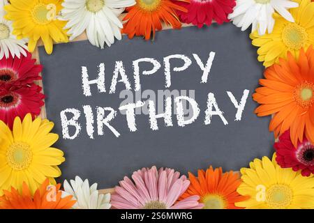 Biglietto di auguri di buon compleanno con un cartello con fiori colorati Foto Stock