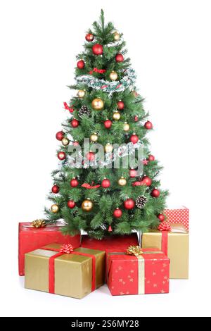 Albero di Natale regali di Natale regali oro di Natale decorazioni natalizie ritaglio isolato su sfondo bianco Foto Stock