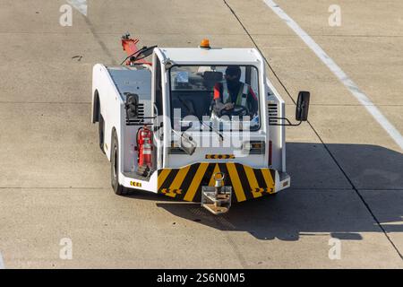 Traino del trattore su una pista Foto Stock