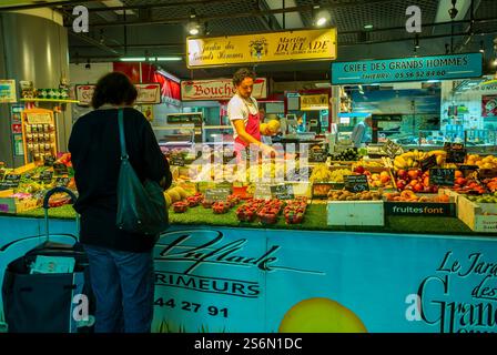 Bordeaux, Francia, Vista, popolo francese interno, donna Shopping, mercato alimentare, centro commerciale Marché des Capucins » Foto Stock