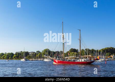 Nave a vela sulla Warnow durante la Hanse Sail a Rostock. Foto Stock