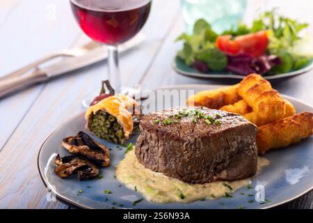 Primo piano di una bistecca su un piatto Foto Stock