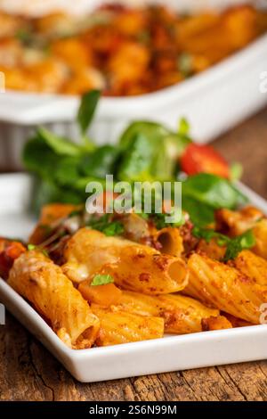 Spaghetti rigatoni al gratin con salsa bolognese Foto Stock