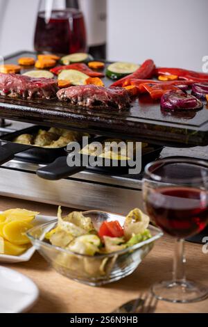 Raclette svizzera con carne e verdure Foto Stock