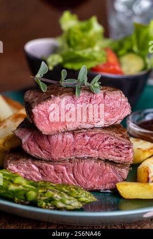 Bistecca con asparagi e patatine fritte Foto Stock