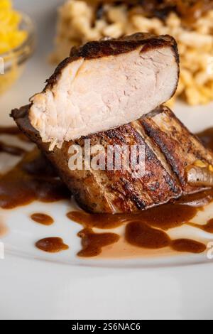 Filetto di maiale arrosto con spaghetti svevi Foto Stock