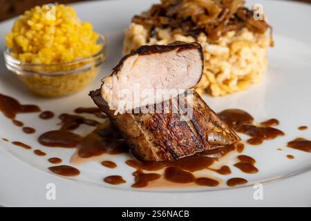 Filetto di maiale fritto con spaetzle Foto Stock
