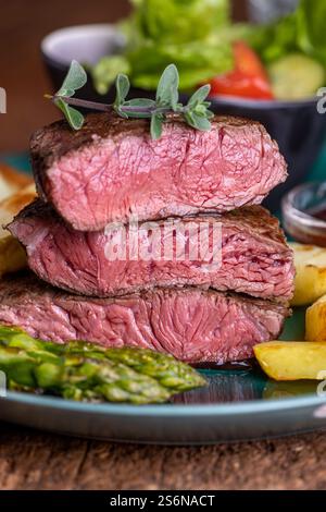 Bistecca con asparagi e patatine fritte Foto Stock