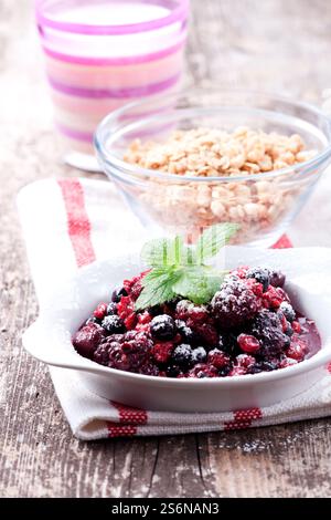 Prima colazione con cereali, frutta e yogurt Foto Stock