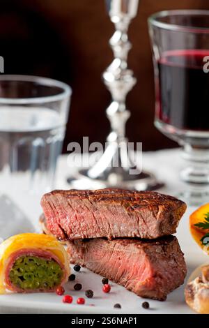 Bistecca con patate alla griglia su un piatto Foto Stock