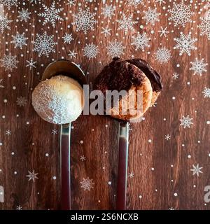 Biscotti al burro e biscotti al cioccolato sui cucchiai Foto Stock