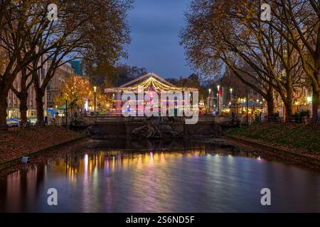 Pista di pattinaggio sul ghiaccio al mercatino di Natale sul lungolago dello shopping di Düsseldorf Foto Stock