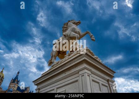 Scultura a cavallo sul ponte dello storico castello di Schwerin Foto Stock