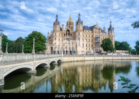 Vista dal lungolago dello storico castello con ponte a Schwerin Foto Stock
