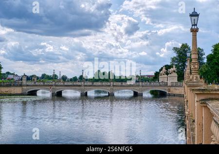 Ponte dello storico castello di Schwerin Foto Stock