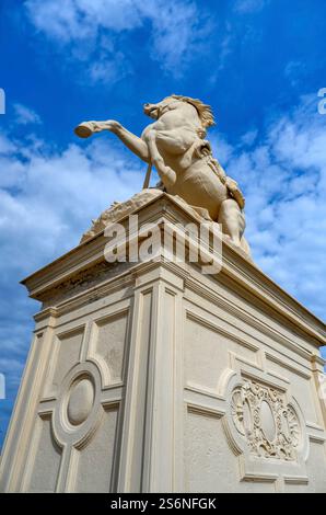 Scultura a cavallo sul ponte di un castello storico a Schwerin Foto Stock