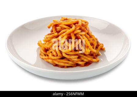 Spaghetti quadrati con salsa di pomodoro rosso, in Italia chiamati spaghetti alla chitarra, in un piatto bianco isolato su bianco con percorso di ritaglio Foto Stock