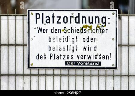 Un segno con sopra la parola Platzordnung. Il cartello è in lingua tedesca Foto Stock